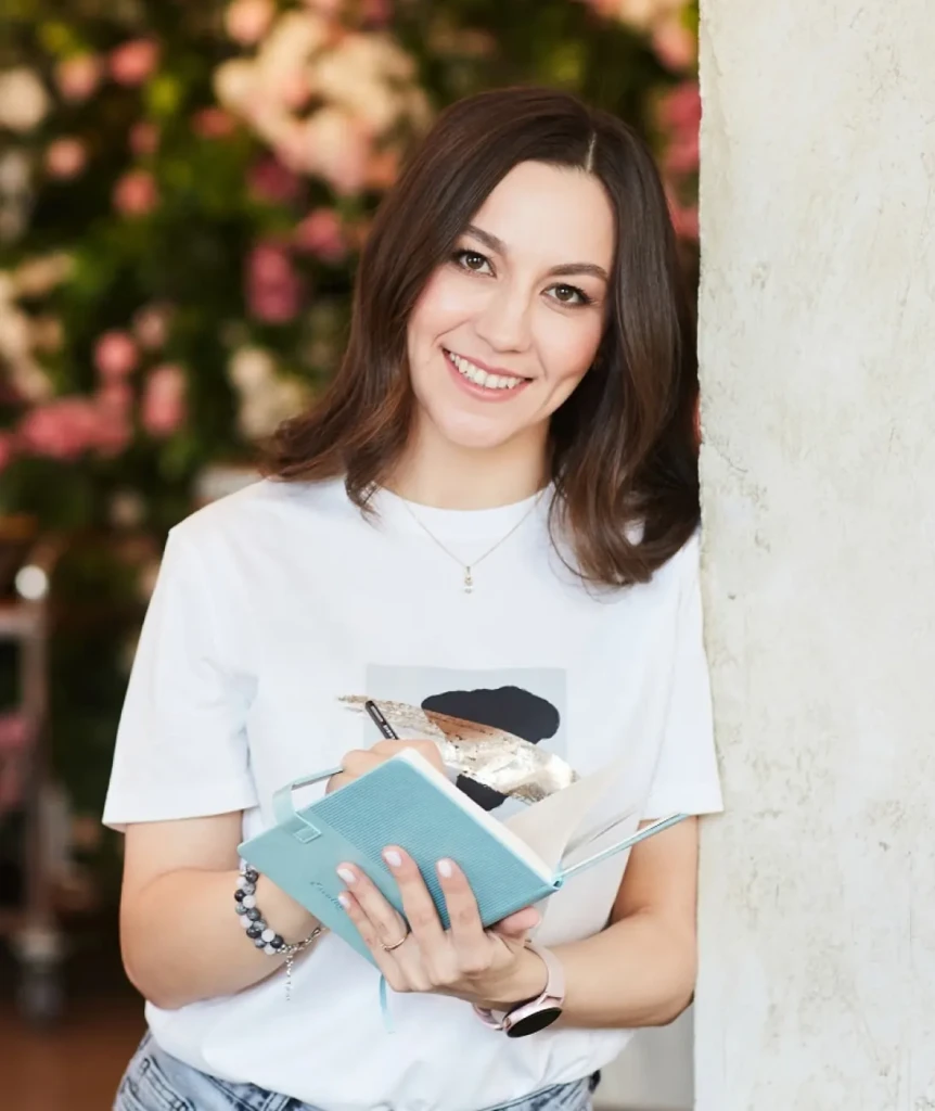 Екатерина Тимофеева с анкетой для определения стиля интерьера