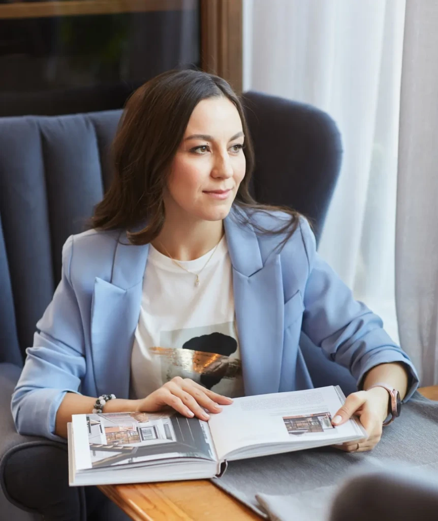 Екатерина Тимофеева показывает книгу дизайн-проекта